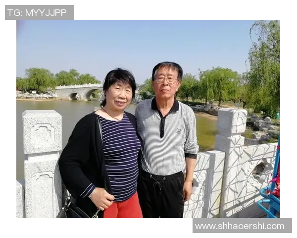 和女朋友一起踢足球的快乐时光分享与甜蜜回忆