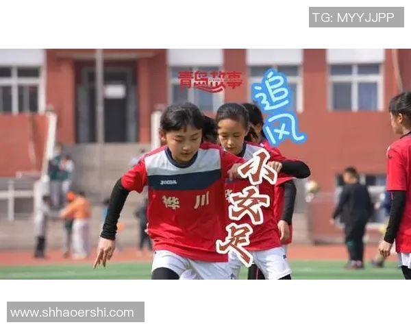 在绿茵场上追逐梦想的女孩们与足球的故事
