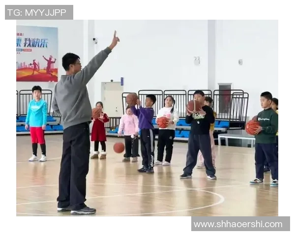 在篮球课上挥洒汗水与激情感受团队合作的魅力与成长的快乐