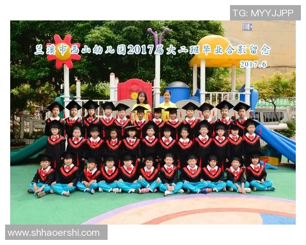 在阳光明媚的草坪上踢足球的快乐时光与友谊的故事
