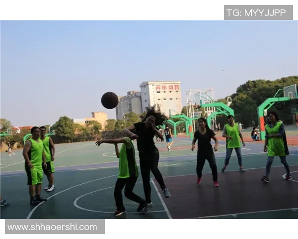 在自由篮球场上挥洒汗水与激情,感受团队合作的魅力与友谊的真谛 在自由篮球场上挥洒汗水与激情,感受团队合作的魅力与友谊的真谛