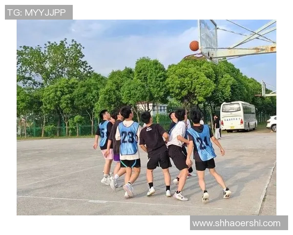 打篮球的帅气瞬间展现青春活力与运动魅力的精彩照片集锦